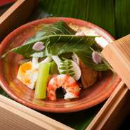 およそ12品の旬が競演。運ばれて来ると同時にふわっと季節の香りが。優美な盛り付けにも心そそられます。※全体のコースの流れの中で必要なときのみお出しします。