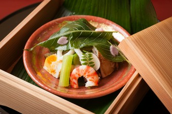 目で、香りで、そして味わいで季節の移ろいを表現。『八寸』