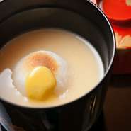 汁は、白味噌を水だけで溶いただけとは思えぬ奥深さ。香ばしく焼いた丸餅に薄めに溶いた辛子を添えて。