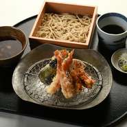 『喜久屋』は天婦羅専門店として開業しました。今も一番大切にしている料理です。私の代から始めさせて頂いた手打ちそばも多くのお客様に喜んでいただいています。