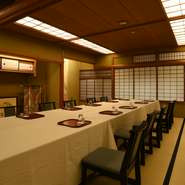 各種会合や慶事・仏事のお集りにご利用くださいませ。
また、宴会に花を添える芸舞妓さんのご手配も承ります。一部の期間を除き芸舞妓さん一人につき32000円（18時～20時半）です。京都ならではの非日常をごゆっくりお楽しみくださいませ