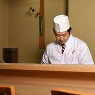お客様に心地よくお過ごしいただけるよう、目くばり、気くばり、心くばりを忘れないように心掛けています。料理が美味しいのは当たり前。サービス面でも最高級のおもてなしをいたします。