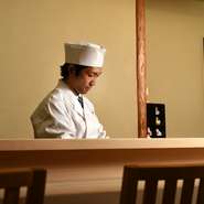 料理だけではなく、料理人としてお客様と接することも大切。お客様の目を見て、対話することを心掛けています。ご要望などありましたら、気軽にお申し付けください。