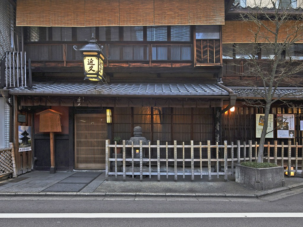 四条通りと錦市場に挟まれた御幸通りの【近又】の行灯を目印に