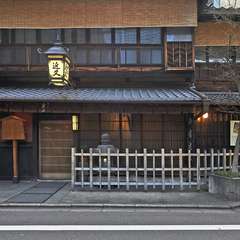 四条通りと錦市場に挟まれた御幸通りの【近又】の行灯を目印に