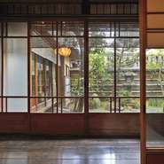 間口が6間（約10ｍ）で奥行きが17間（約30ｍ）の典型的な京町家。すべての部屋から庭と空を眺めることができ、自然光と風が通ります。伝統的な建築文化もお楽しみください。