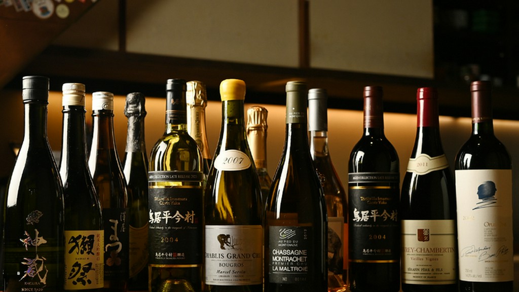 オーナーが選び抜いた、100銘柄以上のワインと人気の日本酒