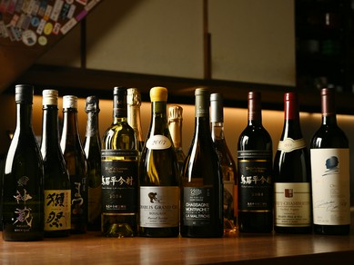 オーナーが選び抜いた、100銘柄以上のワインと人気の日本酒