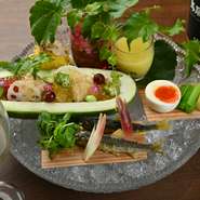 京都の割烹や料亭で修業を積んだ料理人が、毎日届けられる旬魚や旬菜を取り入れ、季節を映した一皿。素材の持ち味を最大限に愉しめる渾身の和食料理は、ソムリエセレクトのワインと見事に調和・融合します。