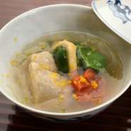 ホクホクに揚げた富田林産の海老芋と京の伝統食材畑菜の炊き合わせ。おもてなしの心が詰まったひと品です。