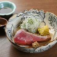 和歌山県串本の「ケンケン鰹」をはじめ、宮城県気仙沼の「もどり鰹」など、季節に合わせてその時々の上質な鰹を仕入れています。藁で丁寧に炙ることで、香ばしさが加わり、さらに旨みが際立ちます。