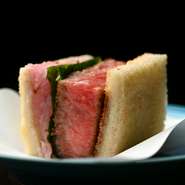 大正から続く老舗ブーランジェリーの食パンに、厳選した近江牛を炭火で焼き上げサンドイッチに。大葉や赤玉ねぎが味のアクセントとなり、やわらかで香ばしい肉の旨みをさらに際立たせています。

