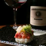 季節の食材のおいしさを満喫できる日本料理。その味わいをさらに深めるワインや日本酒が豊富に用意されたお店です。奥深い料理のおいしさを、寛ぎの空間でゆっくりと愉しんでみては。
