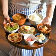 地産地消にこだわった厳選食材で作った丸いお膳のランチ。
季節の旬を大切にしたバランスの取れたハナゾノ御膳。
（季節によって、内容は変更します）