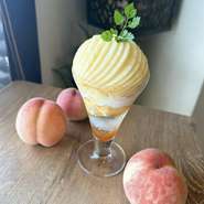 旬のフルーツなどを使った季節のパフェ。
