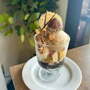 旬のマロンをパフェに仕上げました。