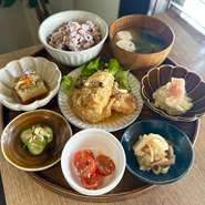 HANAZONO CAFEの名物。
旬の野菜などを中心に海のもの、山のものを一膳で楽しめるオススメのランチです。献立は、季節によって変更します。