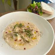 モチモチニョッキと明太クリームソースの相性抜群。
サラダ・パン付き