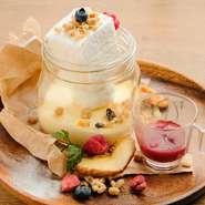 「スイーツの看板メニューをつくろう」と、3ヶ月以上の試行錯誤を重ねてつくりあげた自信作。ミルクの脂肪分や焼く温度を変えるなど研究を重ね、見た目は勿論味もインパクトあるものに仕上げました。