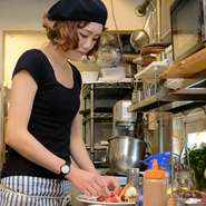 小さな子ども連れのお母さまへのさりげない気づかいや、冷房の調節、ひざかけの貸し出しなど、女性スタッフによる細やかなサービスも魅力のお店です。アットホームで居心地のよい空間で、ゆったりとお寛ぎください。