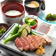 神戸牛ステーキ・旬野菜２種・旬の小鉢・白ご飯・お味噌汁・お漬物・わらび餅