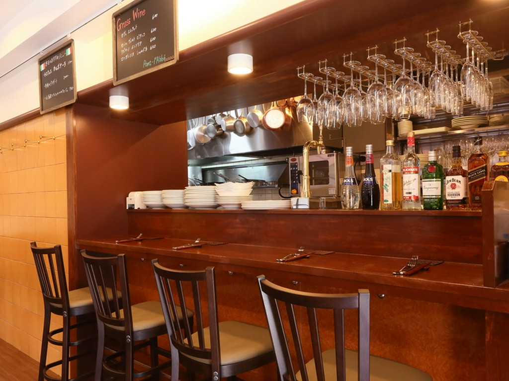 カウンター席でのんびりとお酒を堪能する