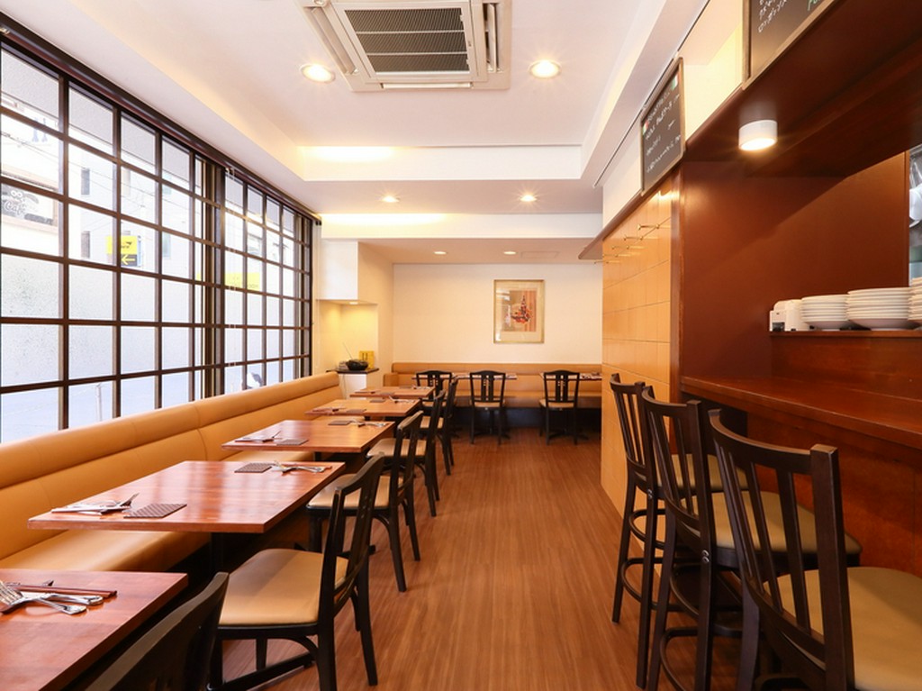 広びろとした店内で華やかな大人のパーティー