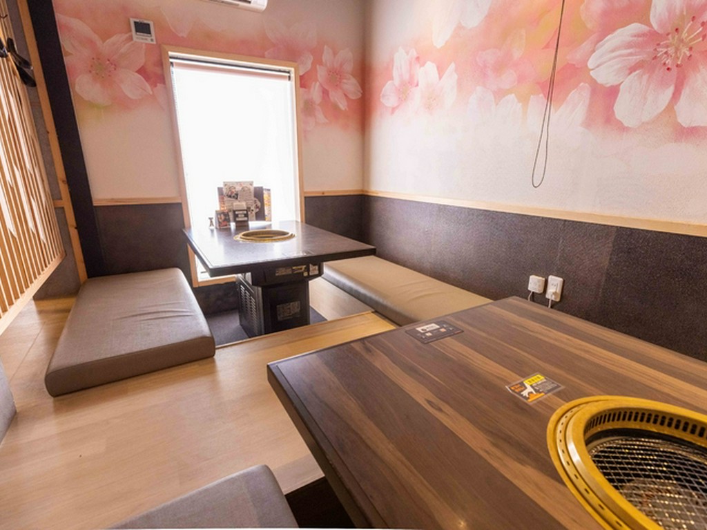 仲間や友人、家族と、靴を脱いでくつろぎのひとときを