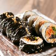 焼肉に使用されるタレだけでなく、キムチやナムルなど、提供される料理はすべて手づくりのオリジナル韓国料理。チヂミの生地までも一からつくられており、おもてなしの心を感じとることができます。