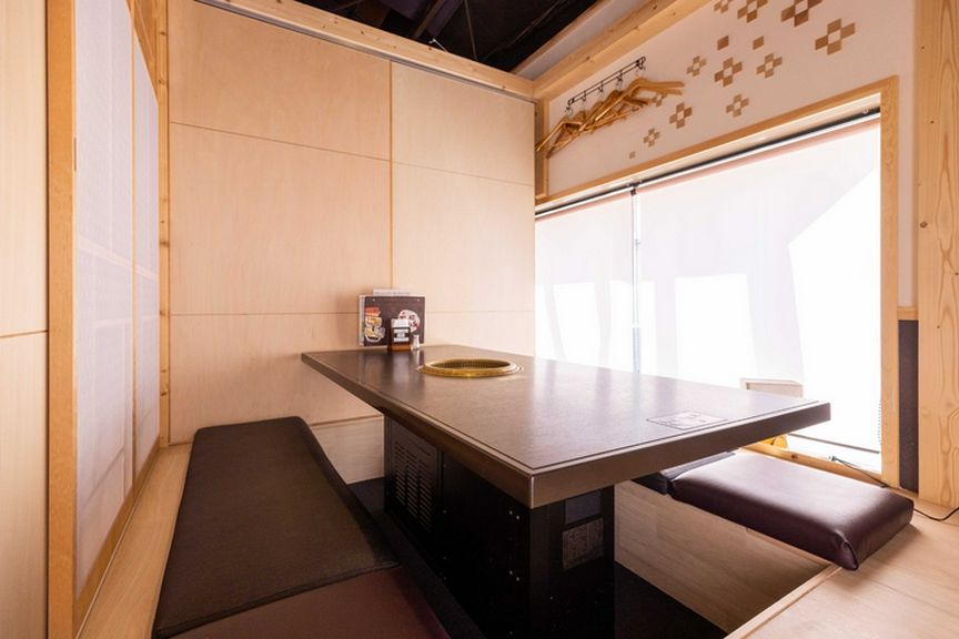 子ども連れでも利用しやすい、明るく広々としたカジュアルな空間