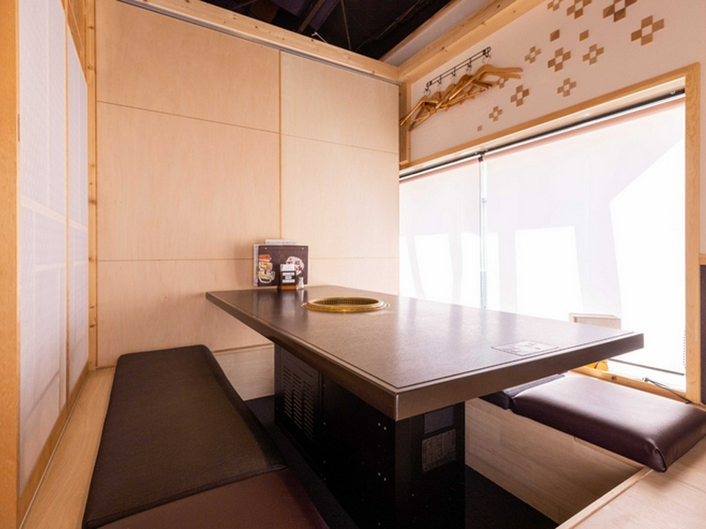 子ども連れでも利用しやすい、明るく広々としたカジュアルな空間