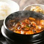 チヂミやチゲ、ビビンバ、冷麺など、サイドメニューが充実