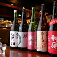 【寿し和】はお寿司だけでなく「焼き物」「天ぷら」「伊勢エビ、たらば」など多彩な料理をご用意しているので、それに合う地酒も豊富に取り揃えています。ゆったりくつろぎの時間をお過ごしください。
