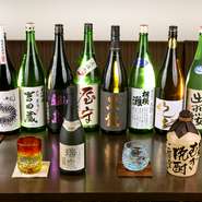 福井県の大吟醸「黒龍」、佐賀県の「鍋島」など、日本酒好きにはたまらない銘柄が揃っています。ロックは琉球グラス、日本酒はワイングラスで提供。目で愉しみながら傾ければ、美味しさもひとしおです。