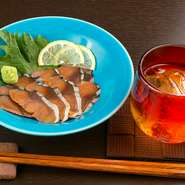 へしこ（鯖）を塩漬けにしてからぬか漬けにした、福井県の郷土料理。塩が鯖の旨みを際立たせ、香ばしいぬかの風味がやみつきになります。日本酒のお供にもぴったり。絶妙なマッチングを満喫してください。