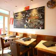 大きな窓から温かな陽光が差し込む、明るい開放的な空間。ランチには女性の一人客も多く見られ、夜は会社帰りの一杯を堪能する常連さんも多いのだと言います。ピッツァはお持ち帰りもできるので、お土産にも最適。