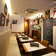 滅多に見られないピッツァを焼く様子に、目を輝かせる子供達。休日は家族の利用も多く、明るい笑い声で満ちています。バギーごと入店が可能なので、小さな子ども連れのママも利用しやすいのではないでしょうか。