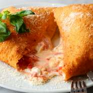 サクッと揚がった衣にナイフを入れれば、溶け出る4種のチーズ。軽い食べ応えの『ピッツァフリッタ』は、女性にも人気です。『CIROプラン』などのコースを利用し、ピッツァを囲みながら女子会を開くのも面白そう。