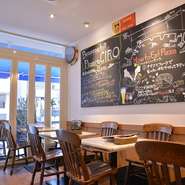 本場イタリアの路面店を彷彿とさせる内装。本場の雰囲気を感じながら、本格的なピッツァを思う存分味わうことができます。最大22名まで収容できるので、仲間内のパーティーや食事会にもぴったり。