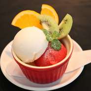 記念日や誕生日などには、メッセージプレートがおすすめです。ピッツァ用のプレートにメッセージを書き込んだ、デザートの盛り合わせ。記憶に深く残る、思い出深い一日になること間違いありません。写真は一例です。