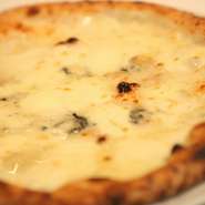 チーズ好きには最高の1品。 4種のチーズのそれぞれの特徴がうまくまとまってます。  モッツァレラ・グラナパダーノ・ゴルゴンゾーラ・タレッジオ  イタリア産ハチミツ＋150円