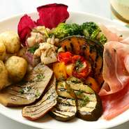 こだわりの自家製前菜をたくさん集めた人気の盛合せ。i一人前600円。
おひとり様からオーダーできます。
お気軽にどうぞ‼