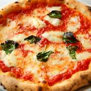 トマト、バジル、モッツアレラチーズにエクストラバージンオイルを振りかけ、高温の薪窯で焼いています。短時間で焼かれた生地は、ふんわりもちっと食感。余分な水分を飛ばした具材の、濃厚な味わいがたまりません。