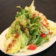 Lサイズ　830円。ざっくりちぎったシャキシャキレタスに アツアツのアンチョビオイルをかけて仕上げました。 Sサイズ 630円 Lサイズ 830円