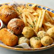 ライス、グラタン、モッツアレラ入りと、お店自慢の自家製コロッケ3種の盛り合わせです。青のりを練り込んだゼッポリーネにフライドポテトも入り、ボリューム感も満点。ビールとの格別なマッチングが愉しめます。