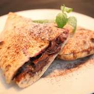 ピザ生地にヌテッラ（ヘーゼルナッツ＆チョコソース）リコッタ、ベリーソースをはさんだスウィーツ