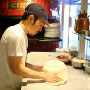 食材をつくる生産者様の思いを受け取り、大切に扱うよう心がけています。常に品質の良さを意識し、満足していただけるメニューをつくり上げる。お客様のご要望を先読みし、サービスをすることも忘れません。