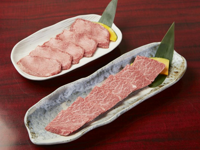 生のタンを切り分け、やわらかい肉質が絶品『上タン塩』(写真上）