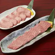下準備を丁寧に行った牛の生のタンを切り分けています。やわらかい肉質は生のタンならではの特徴。ボリュームも満足です。