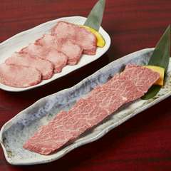 生のタンを切り分け、やわらかい肉質が絶品『上タン塩』(写真上）
